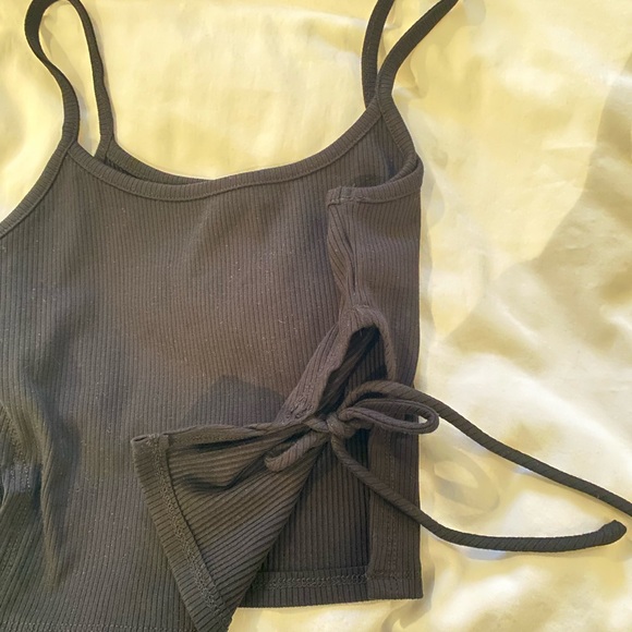 Cropped black tank top - Picture 2 of 4